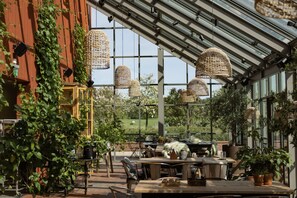 Petit déjeuner, déjeuner et dîner servis sur place, vue sur le jardin
