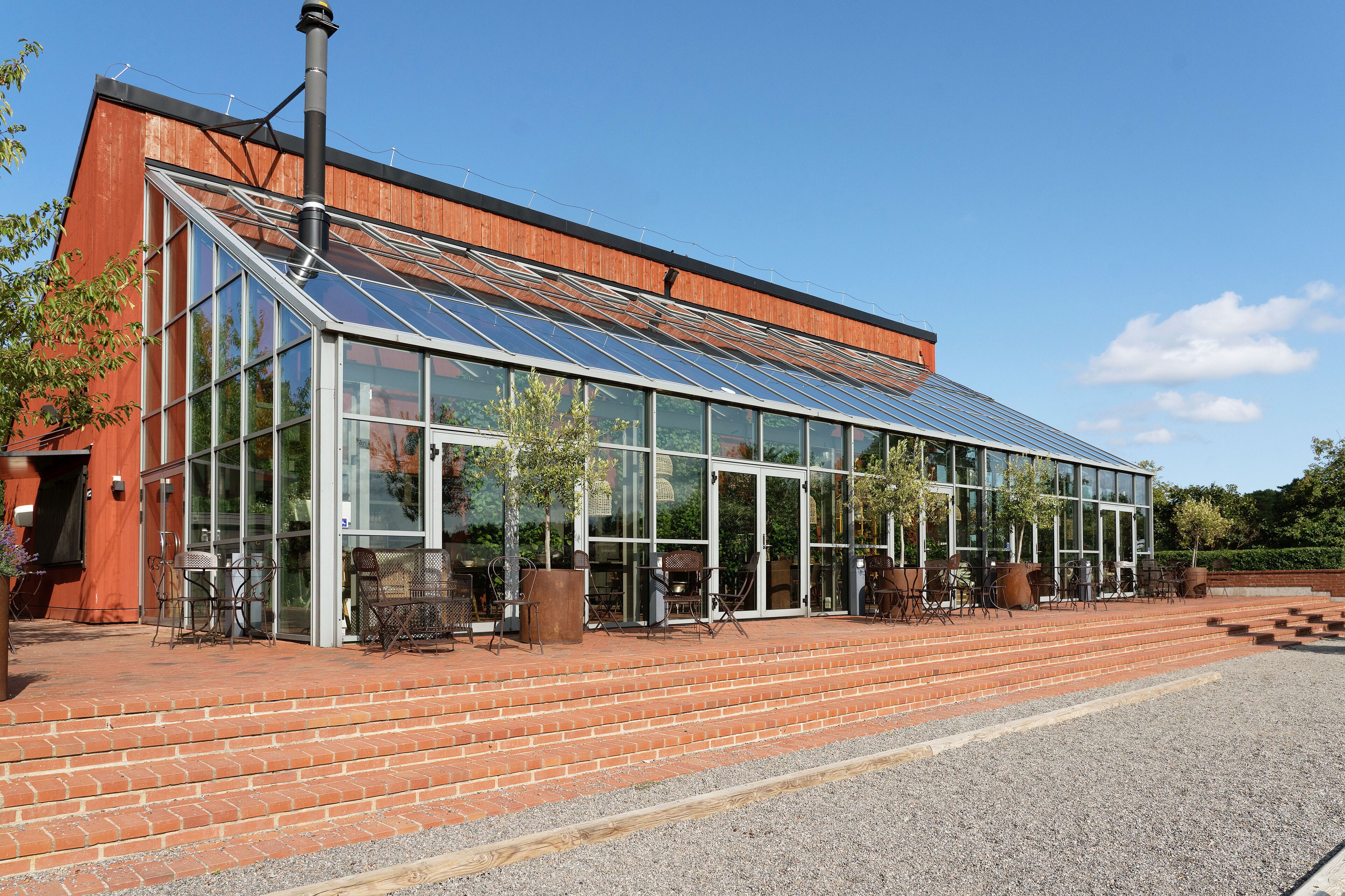 Frukost och lunch serveras, med utsikt mot trädgården 