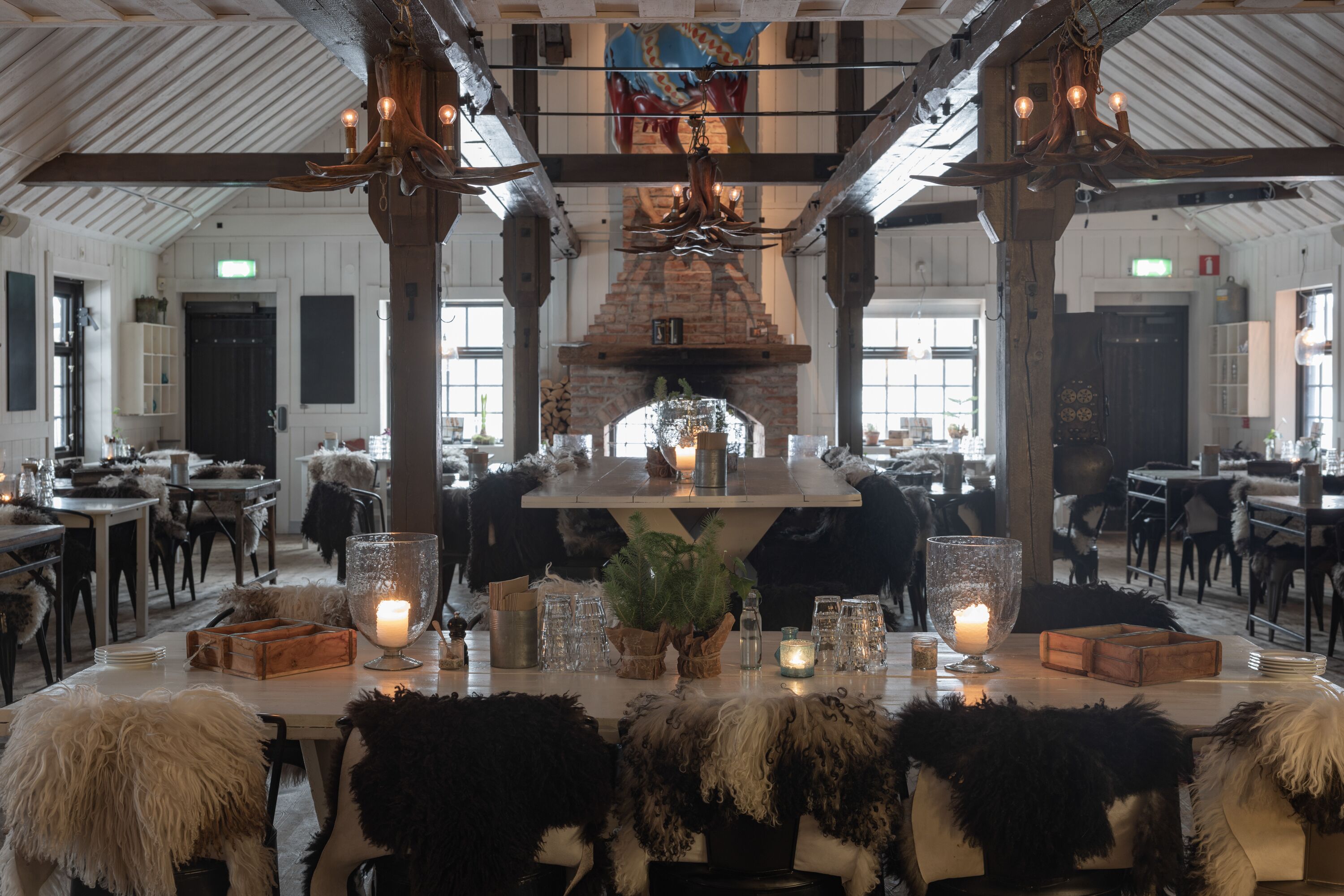 breakfast, lunch, dinner served; garden views