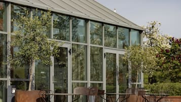 Frukost och lunch serveras, med utsikt mot trÀdgÄrden