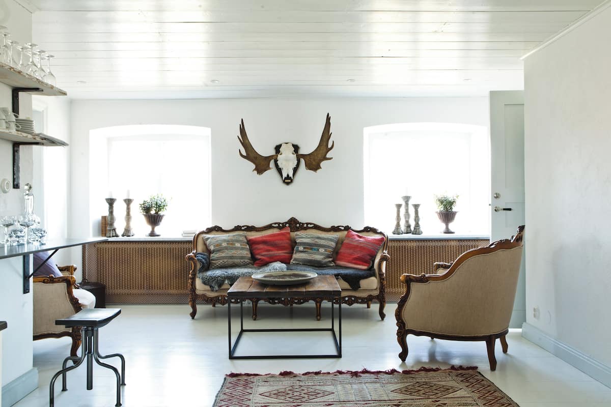 deluxe villa | living area | toys