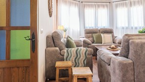 Un salon chaleureux avec deux canapés, une petite table en bois et une lampe décorative.
