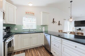 Four, plaque de cuisson, cafetière/bouilloire, blender