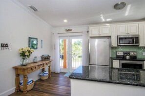 Oven, stovetop, coffee/tea maker, blender