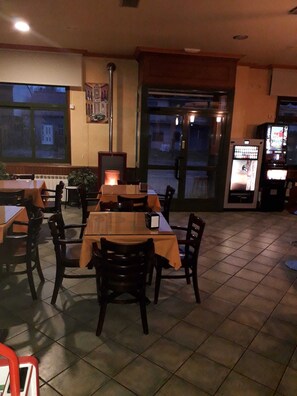 Daily continental breakfast (EUR 3.00 per person)