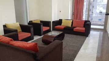 AB102 | Living area | Flat-screen TV