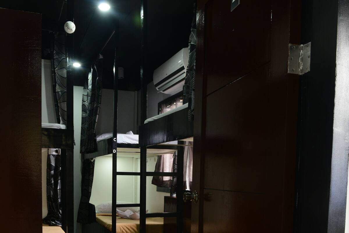 Dormitorio compartido (In 10 Beds Mixed Dormitory - Room 2) | Cortinas blackout, wifi gratis y ropa de cama