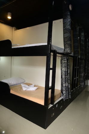Dormitorio compartido (12 Beds Mixed Dormitory - Room 3) | Cortinas blackout, wifi gratis y ropa de cama