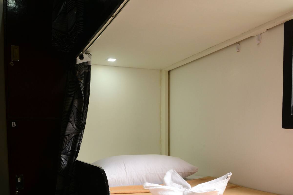 Dormitorio compartido (In 6 Beds Mixed Dormitory - Room 1) | Cortinas blackout, wifi gratis y ropa de cama