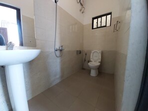 Ducha, artículos de tocador gratuitos, secador de pelo, toallas