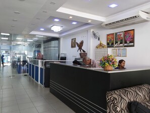 ฝ่ายต้อนรับ