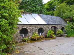 المنطقة المحيطة بالمنشأة