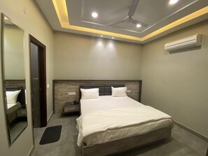 In-room safe, free WiFi, wheelchair access