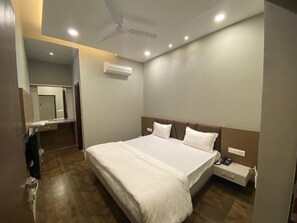 In-room safe, free WiFi, wheelchair access - Hotel The Retro Regency (Ludhiana)