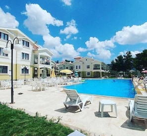 Outdoor pool, pool umbrellas, pool loungers - Didim Akbuk Country Villas (Didim)