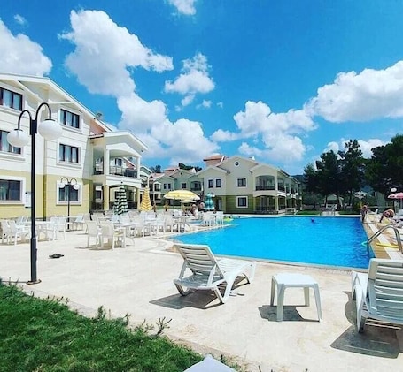 Outdoor pool, pool umbrellas, sun loungers
