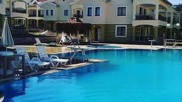 室外泳池;泳池傘、躺椅