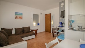 Unclassified image, 3 of 42, button - Milena (Novigrad)