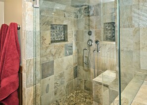 Combined shower/bathtub, hair dryer, towels - Riverfront Townhome | Private Fly Fishing on Eagle River | Great Ski Access (Avon)