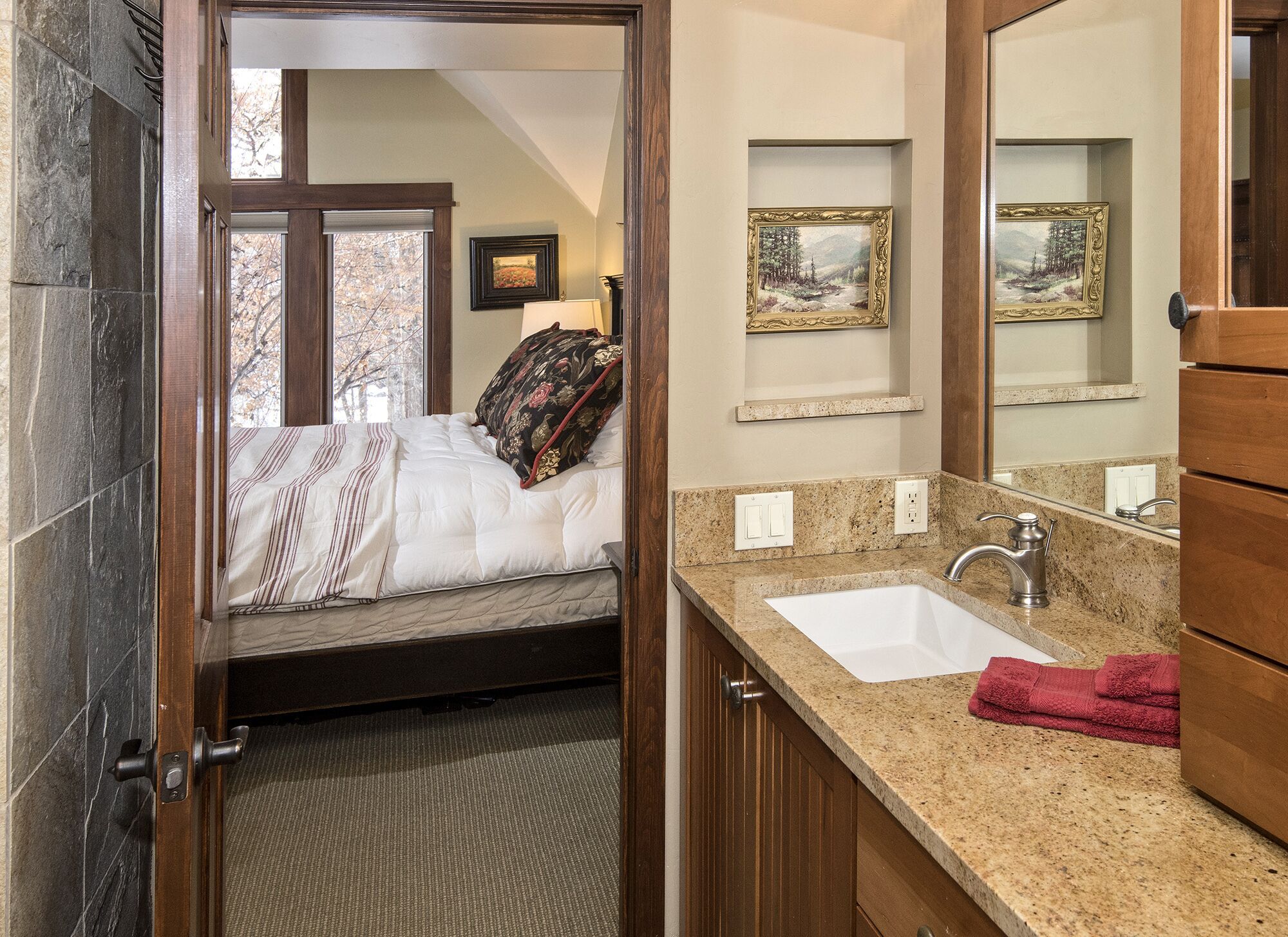 3 habitaciones, tabla de planchar con plancha y cuna de viaje 