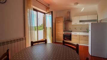 Appartamento (Mirjana A2+1 nr.3) | Cucina privata | Frigorifero, piano cottura, pentole/stoviglie/utensili