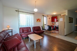 Appartamento (Mirjana A2+1 nr.4) | Area soggiorno | TV a schermo piatto