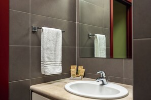 Dusche, Haartrockner, Bidet, Handtücher