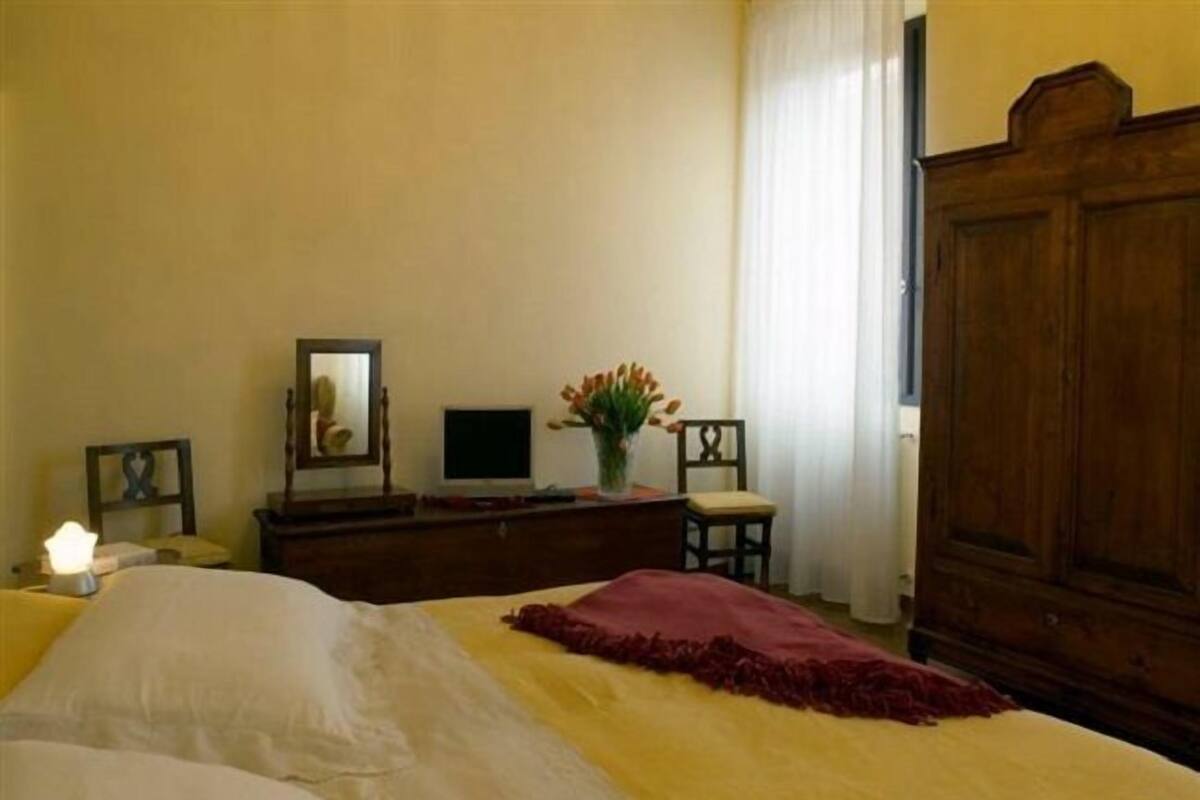 Down duvets, desk, free WiFi, bed sheets