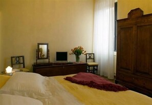 Double Room (2) | Down comforters, desk, free WiFi, bed sheets - Ada Bed and Breakfast (Ferrara)