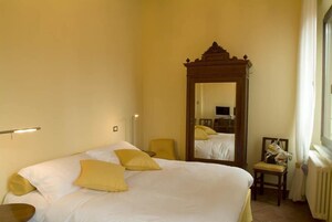 Cubrecamas, escritorio, wifi gratis y ropa de cama 