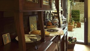 A bakery counter with various baked goods and a sign that reads "B&B CADA". - Ada Bed and Breakfast (Ferrara)