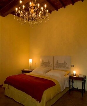 Double Room (1) | Down comforters, desk, free WiFi, bed sheets - Ada Bed and Breakfast (Ferrara)