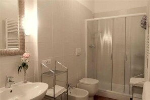 Double Room (1) | Bathroom | Shower, hair dryer, bidet, towels - Ada Bed and Breakfast (Ferrara)