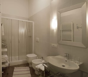 Doppelzimmer (2) | Badezimmer | Dusche, Haartrockner, Bidet, Handtücher