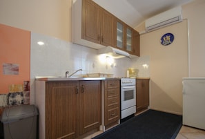 Departamento (nr.2) | Cocina privada | Refrigerador, horno, parrilla de estufa y cafetera y tetera