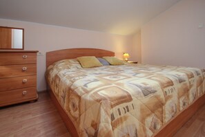 Apartamento (nr.1) | 2 quartos, escrivaninha, Wi-Fi de cortesia, roupa de cama
