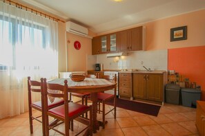 Apartment (nr.1) | Private kitchen | Fridge, oven, stovetop, coffee/tea maker - Nataša (Novigrad)