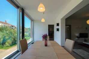 Apartment (A) | Living area | Flat-screen TV