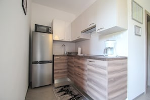 Apartment (A) | Private kitchen | Fridge, stovetop, cookware/dishes/utensils