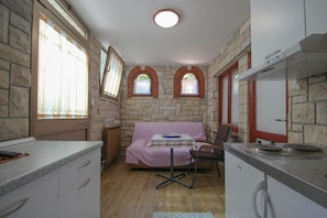Refrigerador, placa de cocina, utensilios de cocina