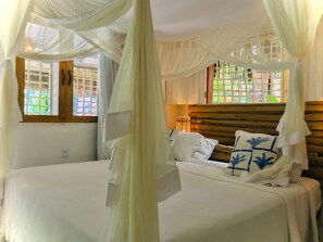 Peti besi dalam bilik, dihias secara berasingan 