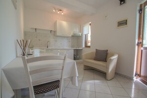 Apartment, 1 Bedroom (1) | Private kitchen | Fridge, stovetop, coffee/tea maker, cookware/dishes/utensils