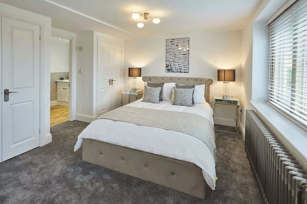 3 bedrooms, premium bedding, iron/ironing board, WiFi (free)
