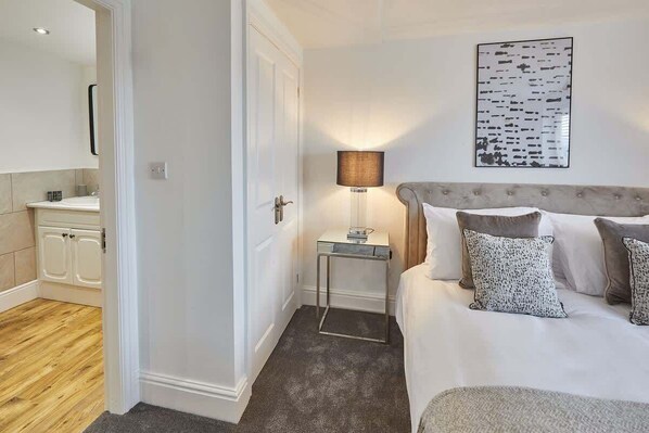 3 bedrooms, premium bedding, iron/ironing board, free WiFi