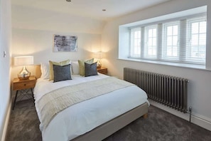 3 bedrooms, premium bedding, iron/ironing board, WiFi (free)