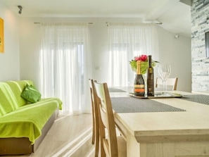 Apartment (Split Level) | Wohnbereich | Flachbildfernseher