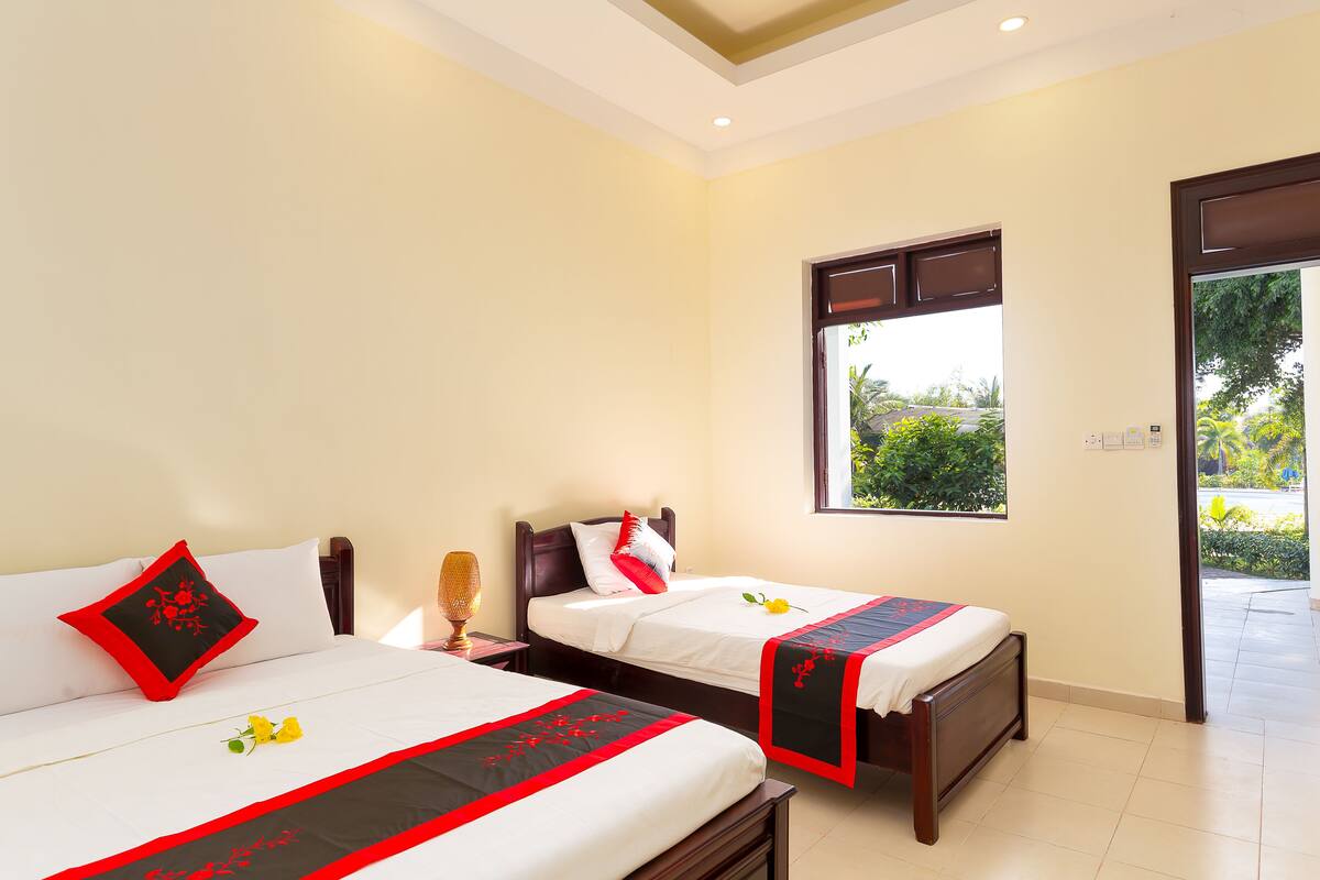 Premium bedding, pillow-top beds, minibar, in-room safe
