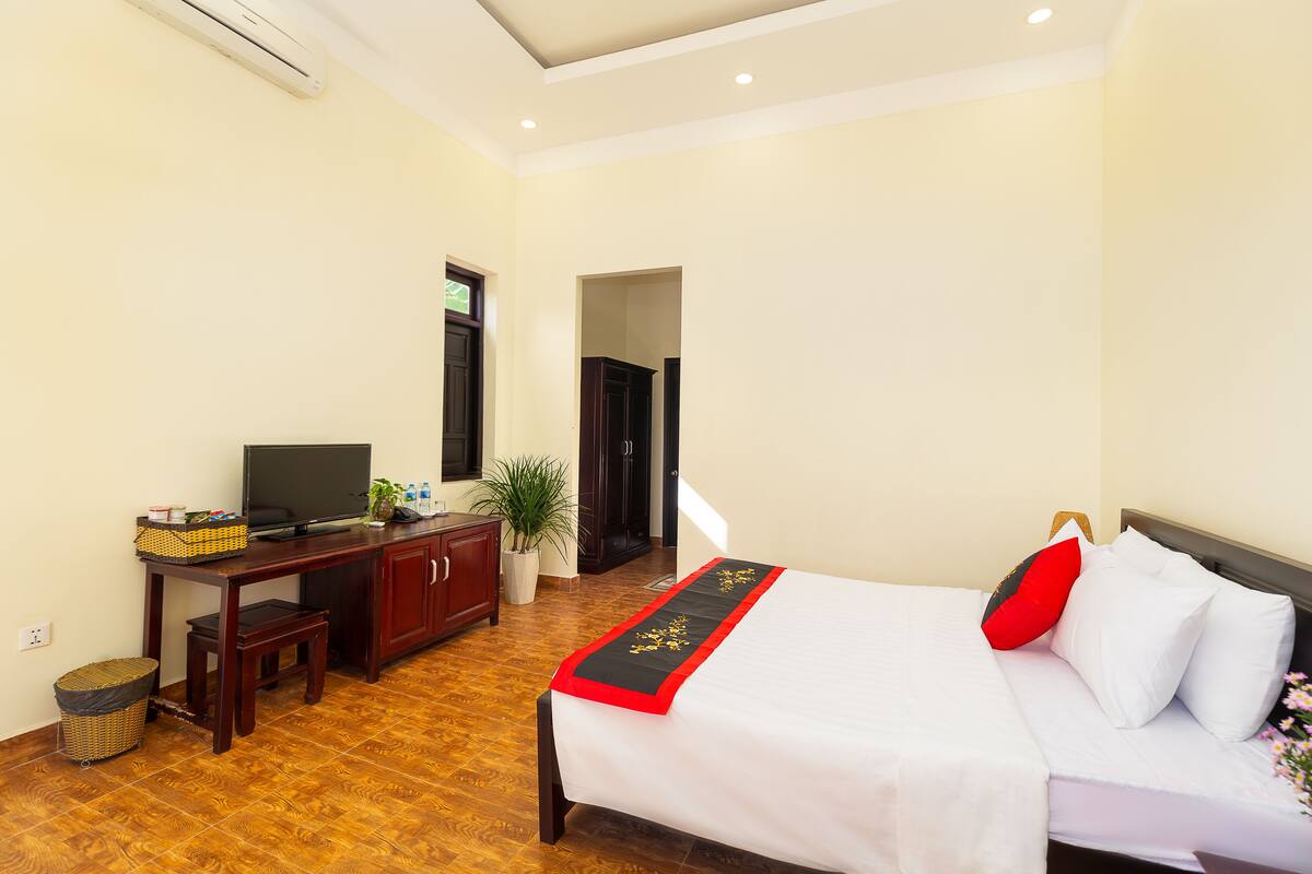 Premium bedding, pillow-top beds, minibar, in-room safe