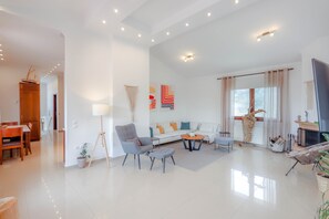 Smart-tv, een open haard, Netflix en streamingdiensten