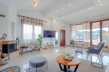 Smart TV, fireplace, Netflix, streaming services. Villa Acropolis Serres Next to Center (Parking)